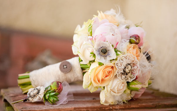 Buchet de mireasa in culori pastel si nasture